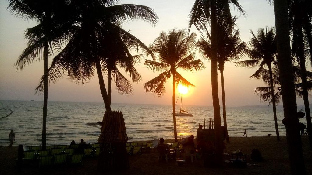 Laguna Beach Resort 2 Pantai Jomtien Bagian luar foto