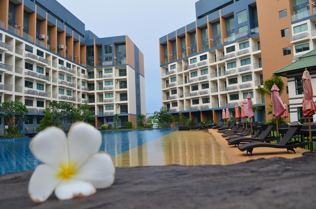Laguna Beach Resort 2 Pantai Jomtien Bagian luar foto